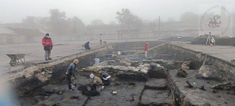 Археологи в Пскове добрались до слоев XII века на старом рынке