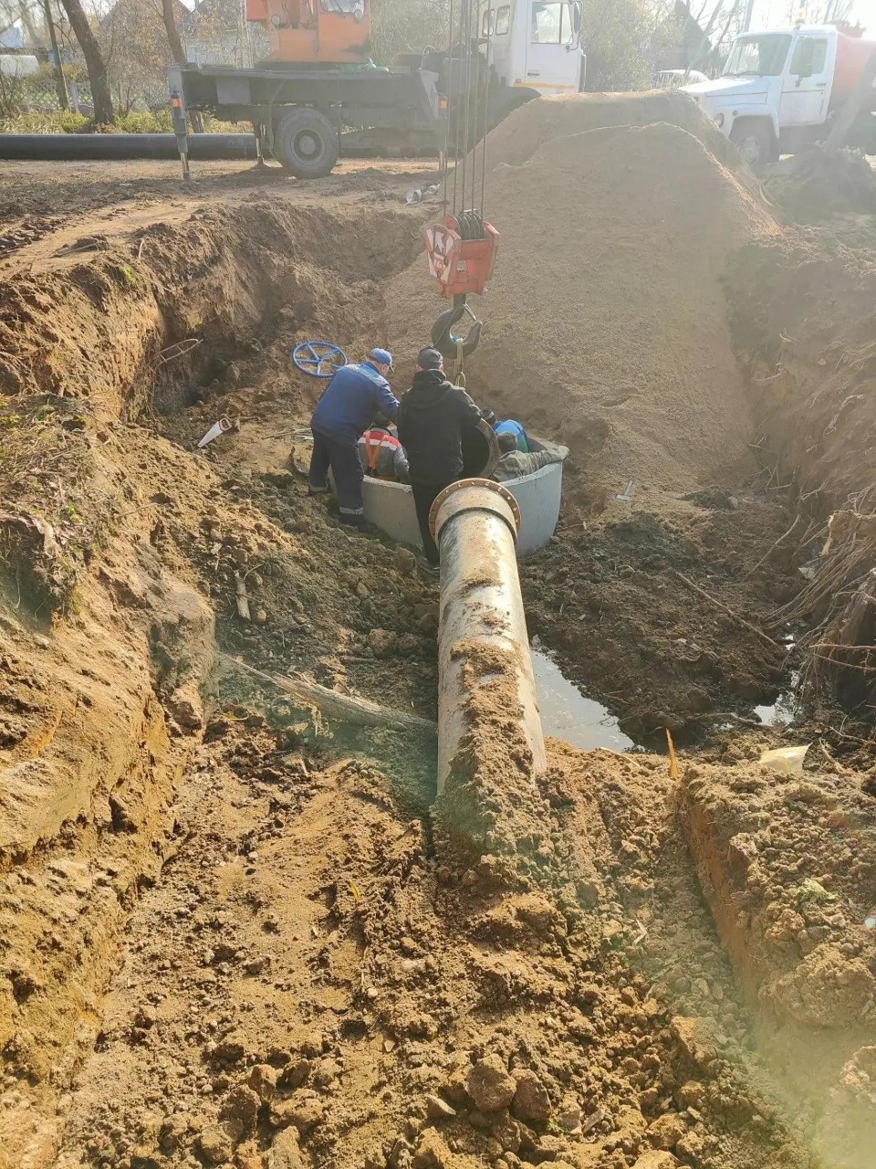 В Великих Луках меняют участки главного водовода В Великих Луках меняют участки главного водовода
