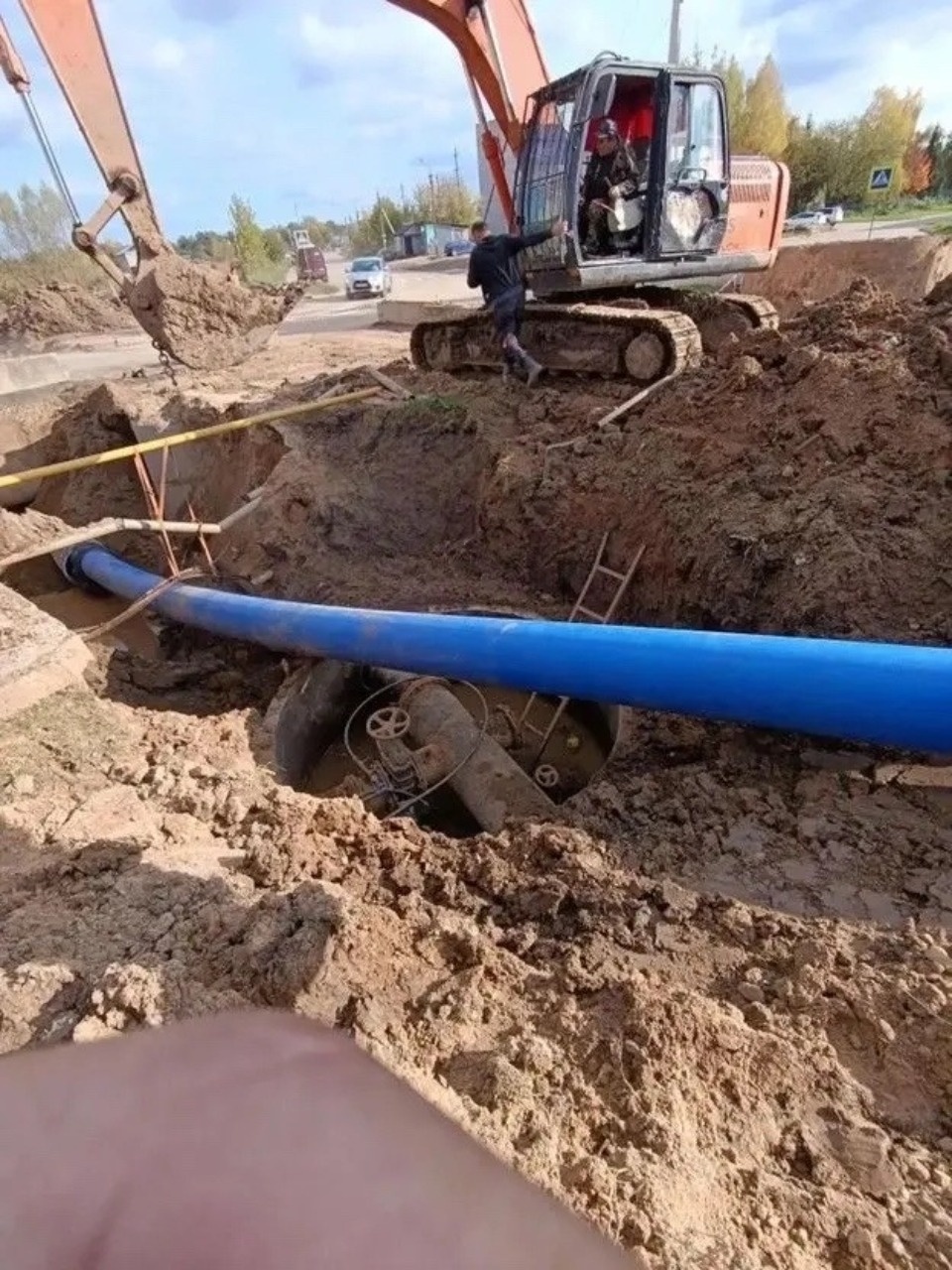 Почти 2,4 км аварийного водовода заменили в Великих Луках
