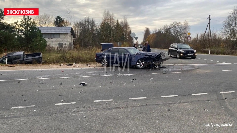 Два человека пострадали в ДТП на повороте под Пушкинскими Горами