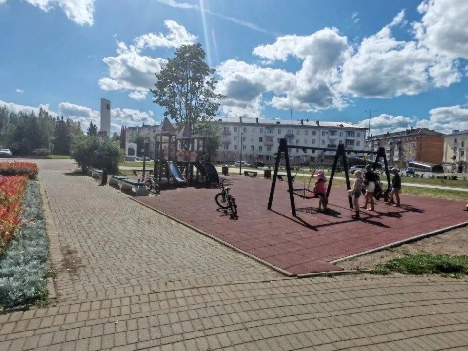 Два сквера благоустроили в Великих Луках по федеральному проекту Два сквера благоустроили в Великих Луках по федеральному проекту