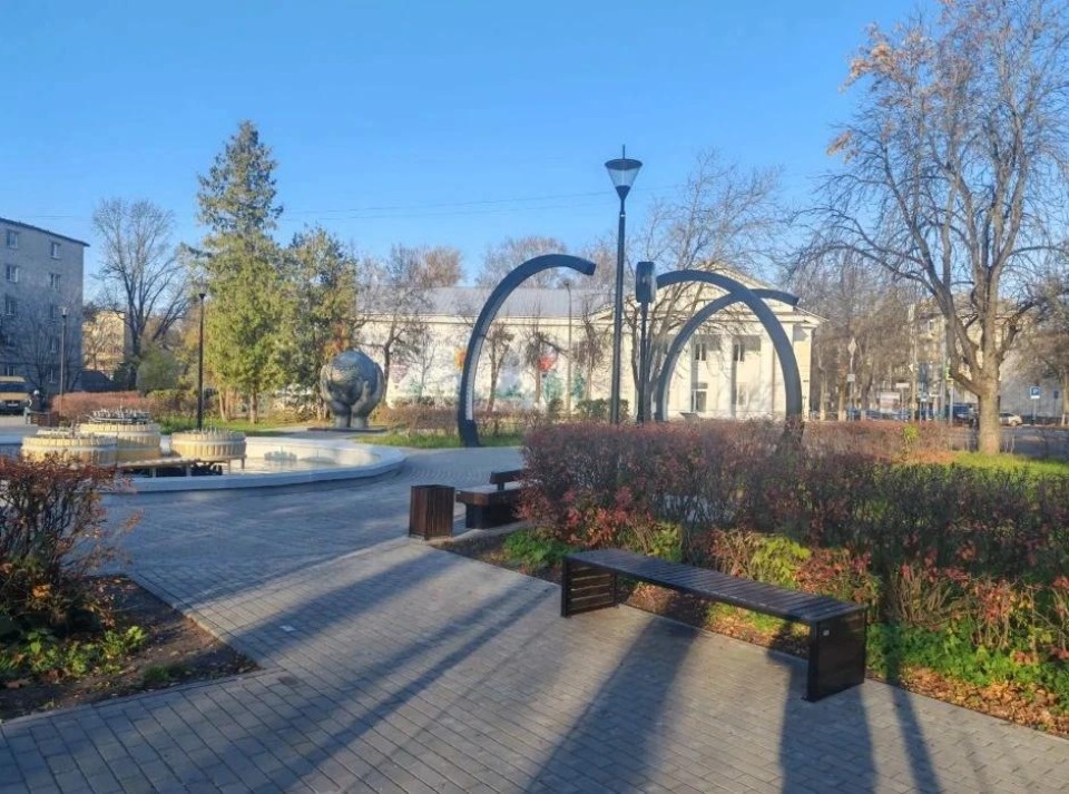 Два сквера благоустроили в Великих Луках по федеральному проекту Два сквера благоустроили в Великих Луках по федеральному проекту