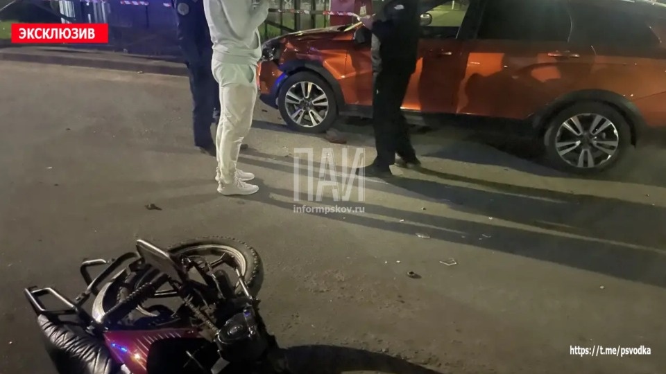 Подросток-мопедист устроил двойное ДТП в Великих Луках и попал в больницу