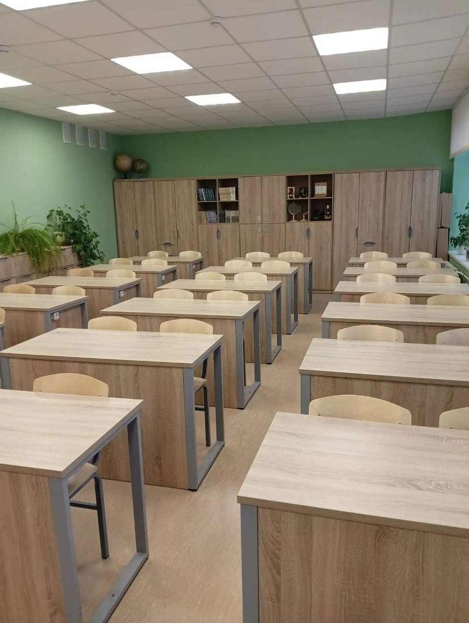 Плюсская школа получила 220 новых стульев